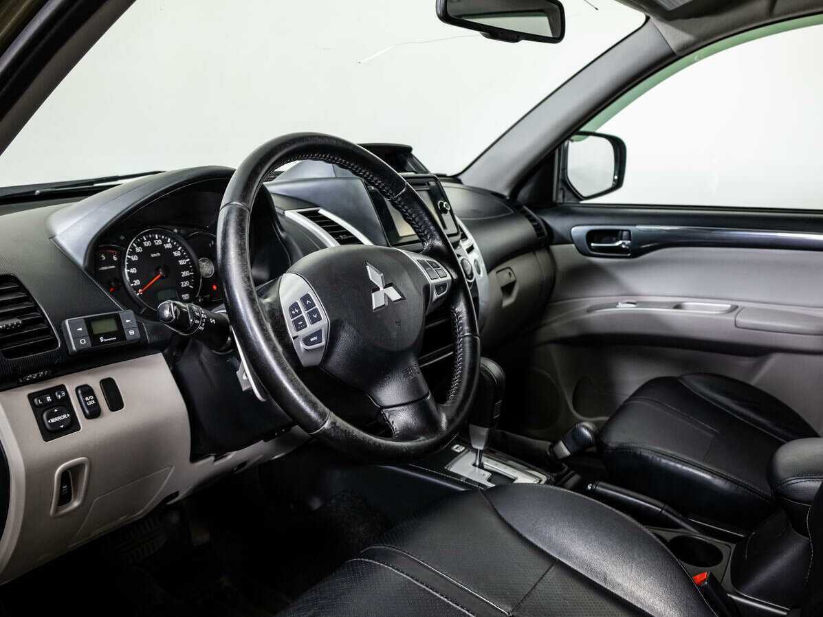 Митсубиши Паджеро Спорт б/у, 2015, Автоматическая. Фото: #10